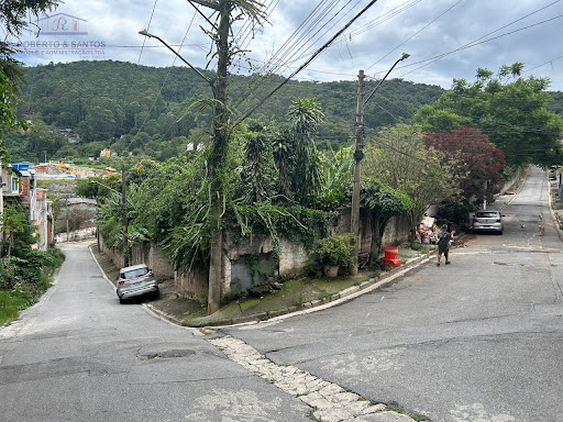 Esquina da R. do Alto com rua Encosta