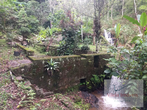 Compre Sítio com 2,7 alqueires possuindo cachoeira e água de nascente própria em Miguel Pereira por R$ 1.200.000