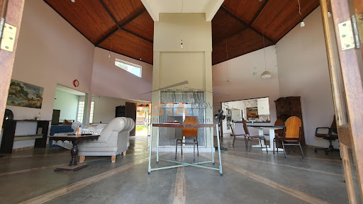 SALA COM PÉ DIREITO DUPLO E LAREIRA