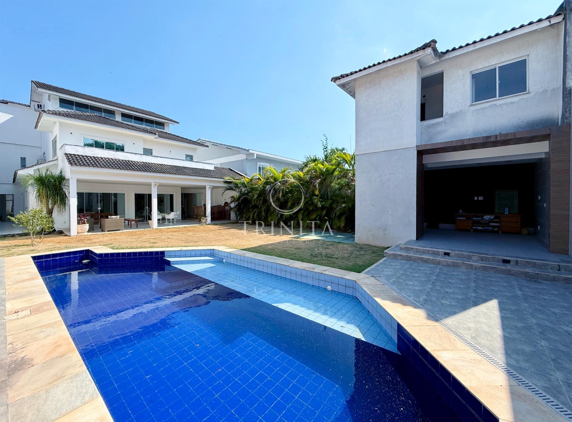 Fachada secundária da casa à venda no condomínio Rio Mar