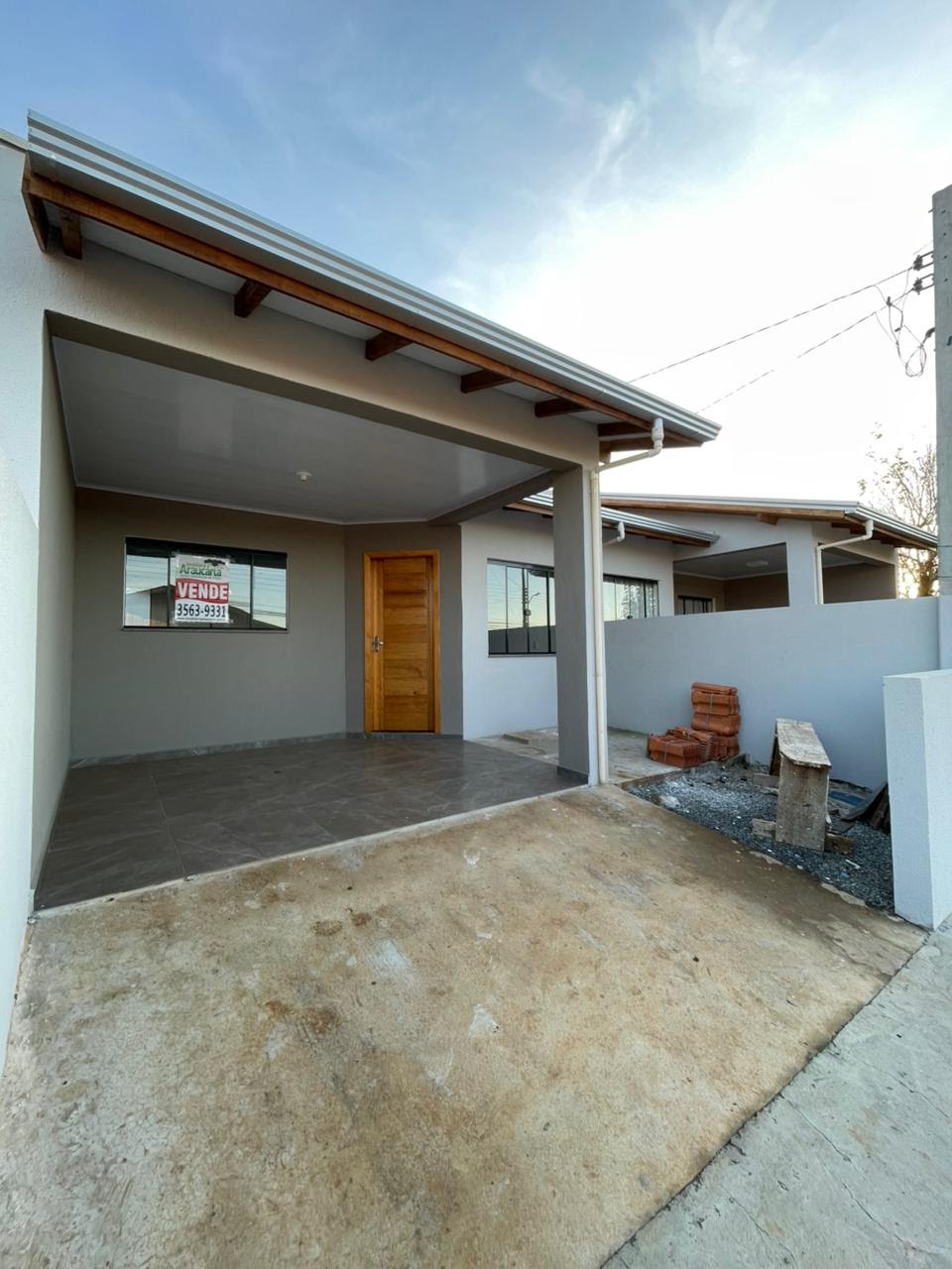 Fachada e garagem