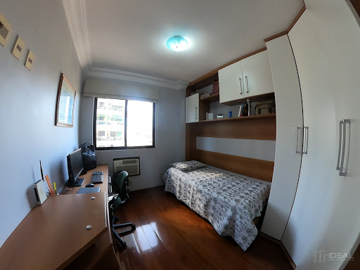 Apartamento com três quartos à venda no Centro de Campos dos Goytacazes, RJ. 
