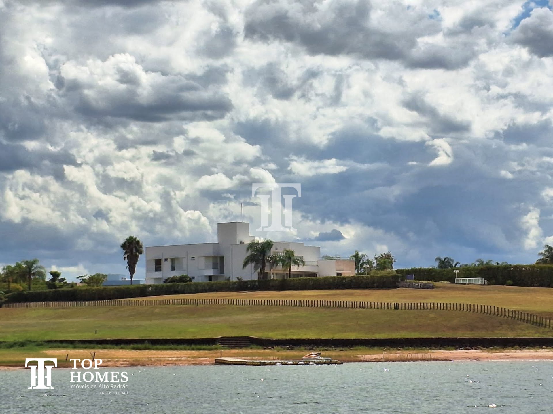 Casa de alto padrão/luxo à venda no condomínio Capitania em Itaí/SP em frente a Represa do Jurumirim