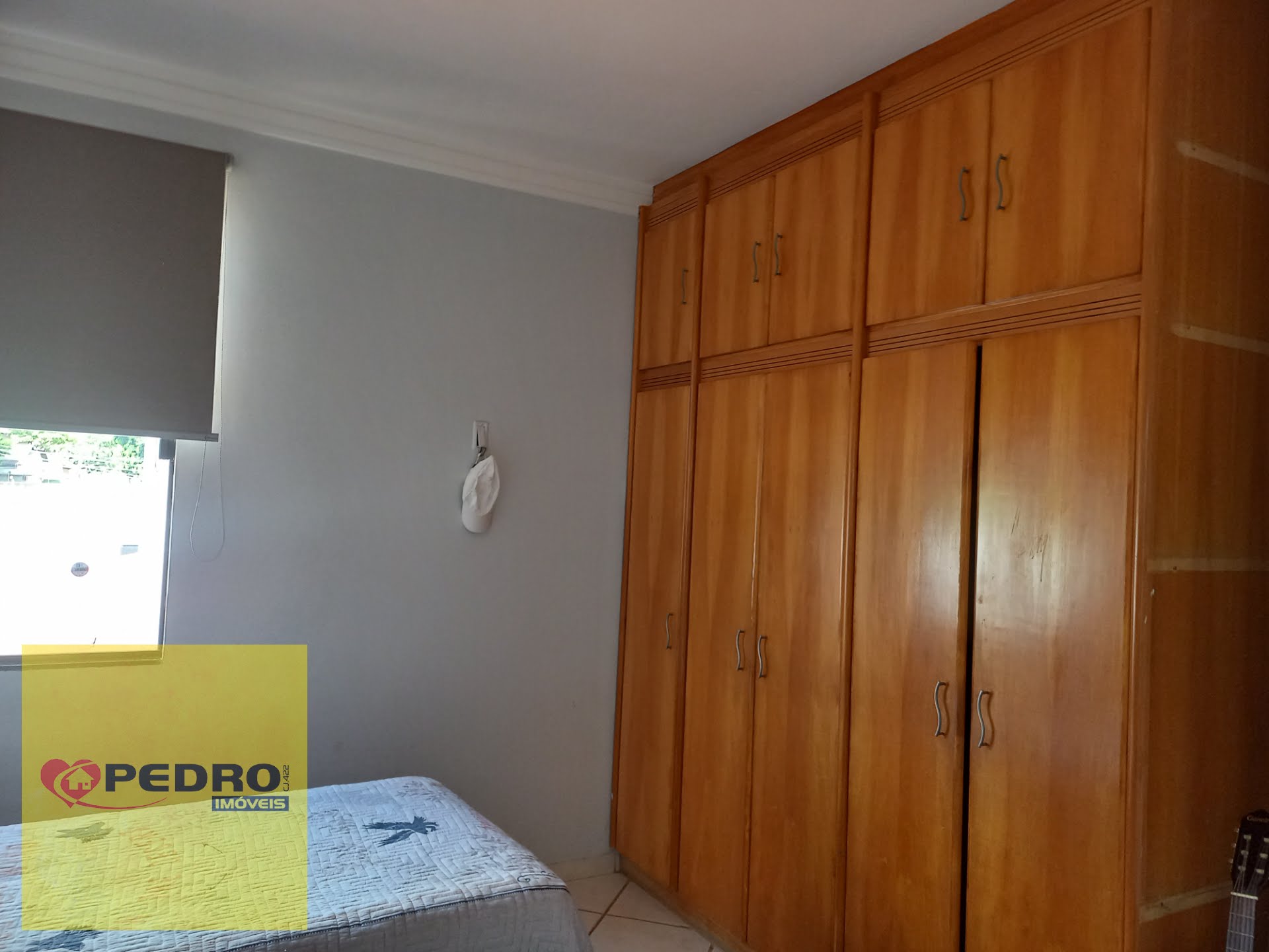 Guarda roupas de madeira legítima 