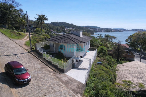 Casa 3 quartos sendo 1 suíte na Ponta de Baixo, São José/SC