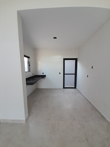 Encante-se com esta casa localizada no bairro Enseada, em Rio das Ostras, perfeita para quem busca conforto, praticidade e qualidade de vida em uma das regiões mais desejadas da cidade. Com 75m² de ár