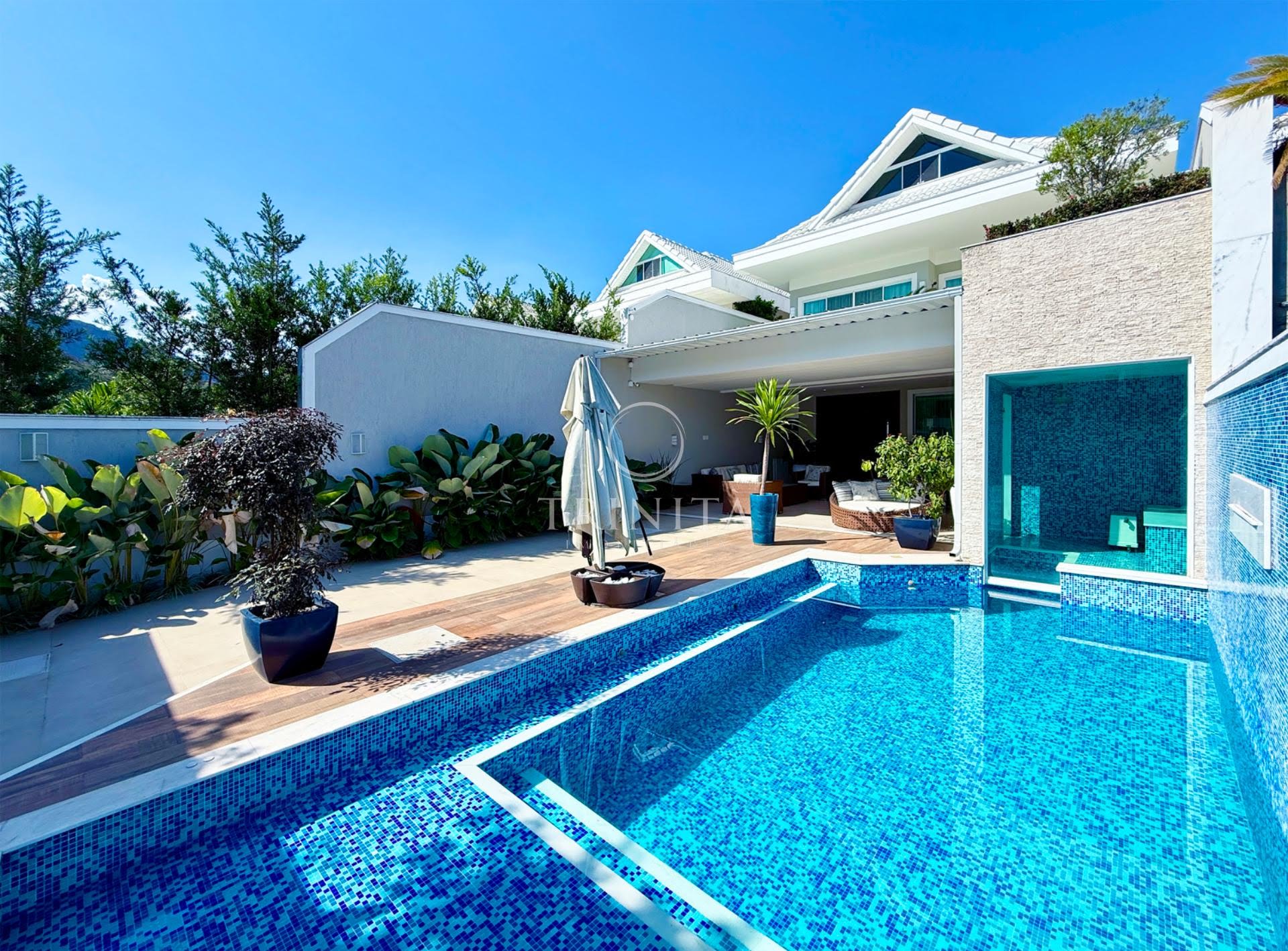 Fachada da casa à venda no condomínio Blue Houses na Barra da Tijuca