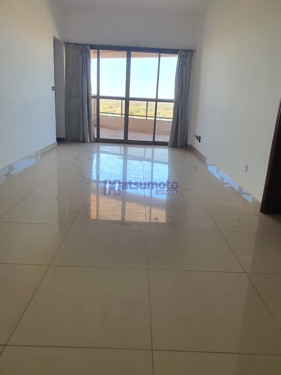 Sala interligada com a sacada, piso em porcelanato