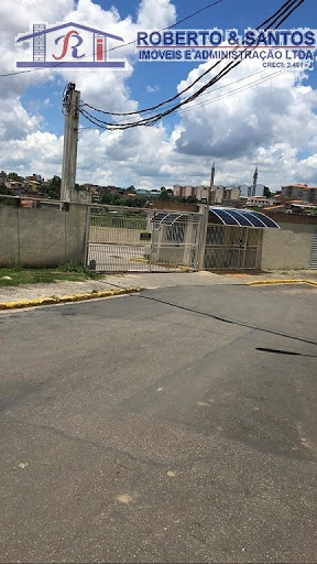rua larga em frente a entrada da torre