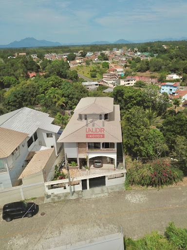Casa em Marbela - Serra: 730m², 6 dormitórios, 3 suítes, 5 banheiros por R$950k para venda e locação