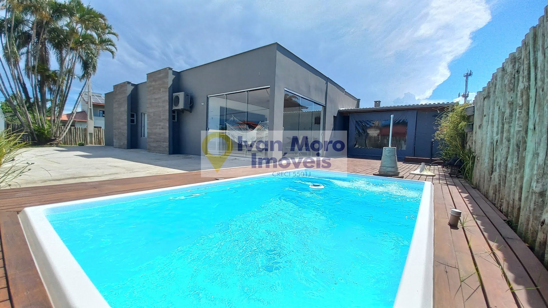 Casa para alugar com 4 quartos, 4 banheiros, 3 vagas e 200m² no Daniela, Florianópolis — foto principal