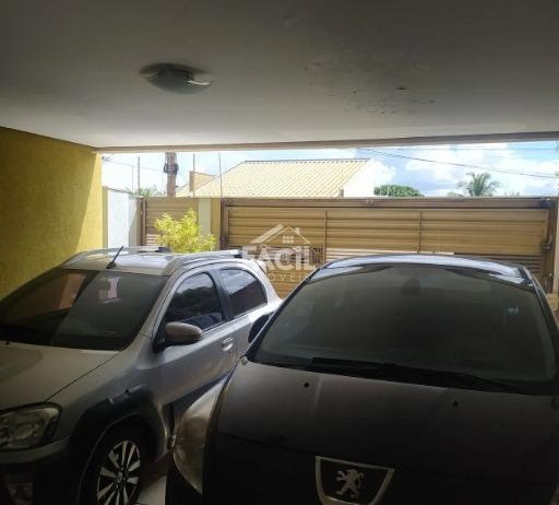 Sobrado à venda em Campo Grande, 4 dormitórios e 207m²