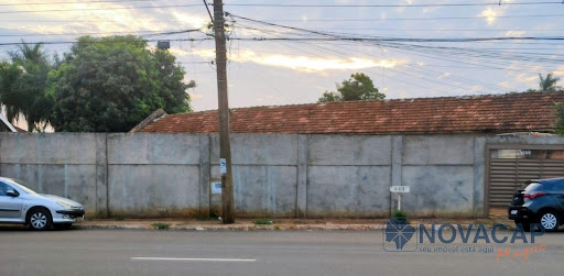 Área construída: casa e varanda: 145 metros quadrados. Obs: casa é geminada. Área total do terreno: 650 metros quadrados. Informações adicionais : faz fundo com a esplanada ferroviária e futuro prolon