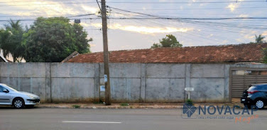 Área construída: casa e varanda: 145 metros quadrados. Obs: casa é geminada. Área total do terreno: 650 metros quadrados. Informações adicionais : faz fundo com a esplanada ferroviária e futuro prolon