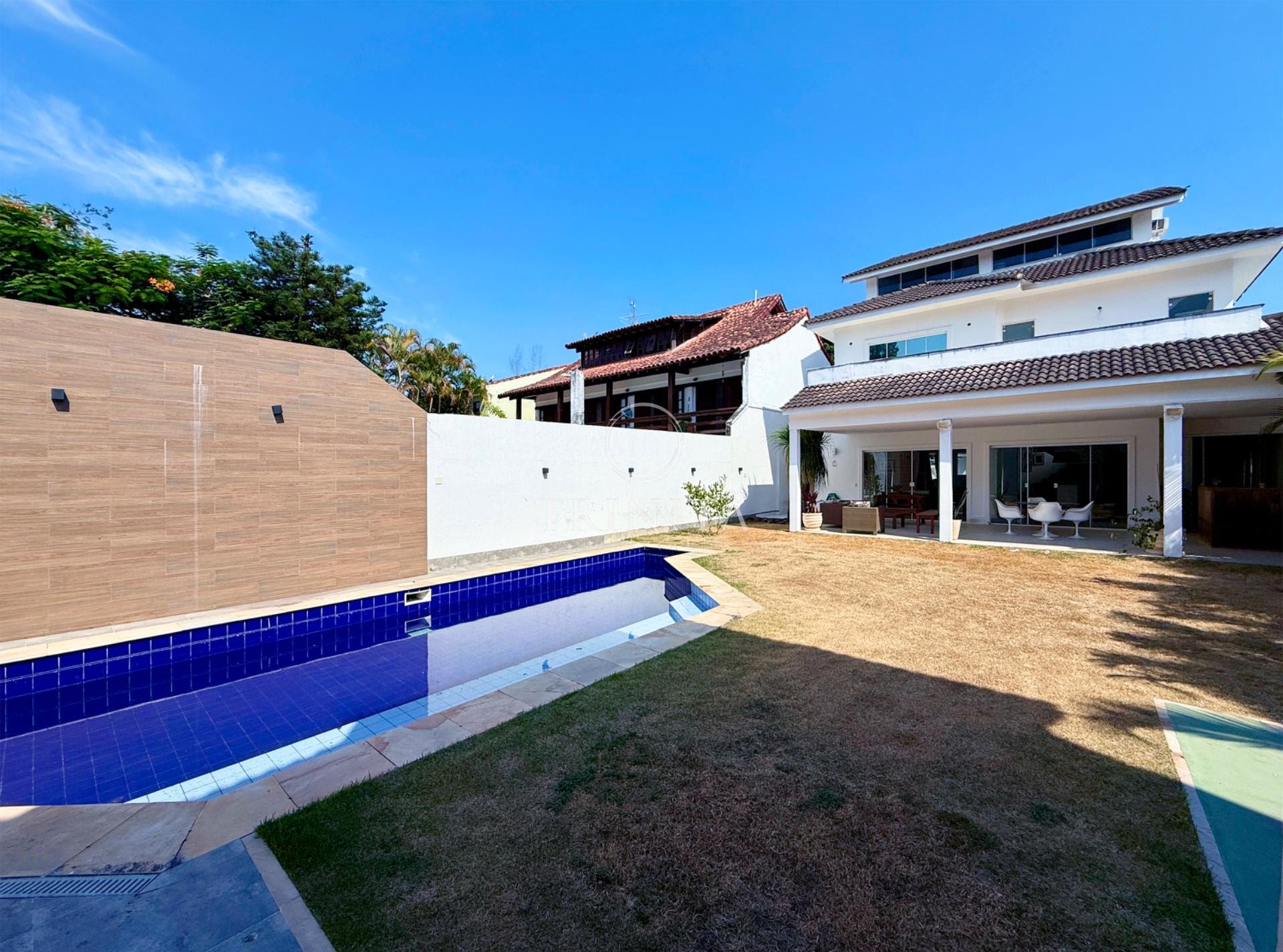 Fachada secundária da casa à venda no condomínio Rio Mar