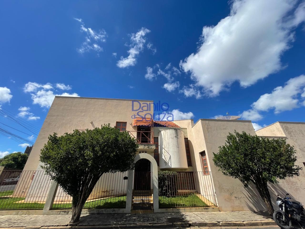 Casa à venda com 4 quartos, 1 banheiro, 2 vagas e 344m² no São Cristóvão, Araxá — foto principal