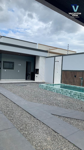 Piscina com cascata de metal