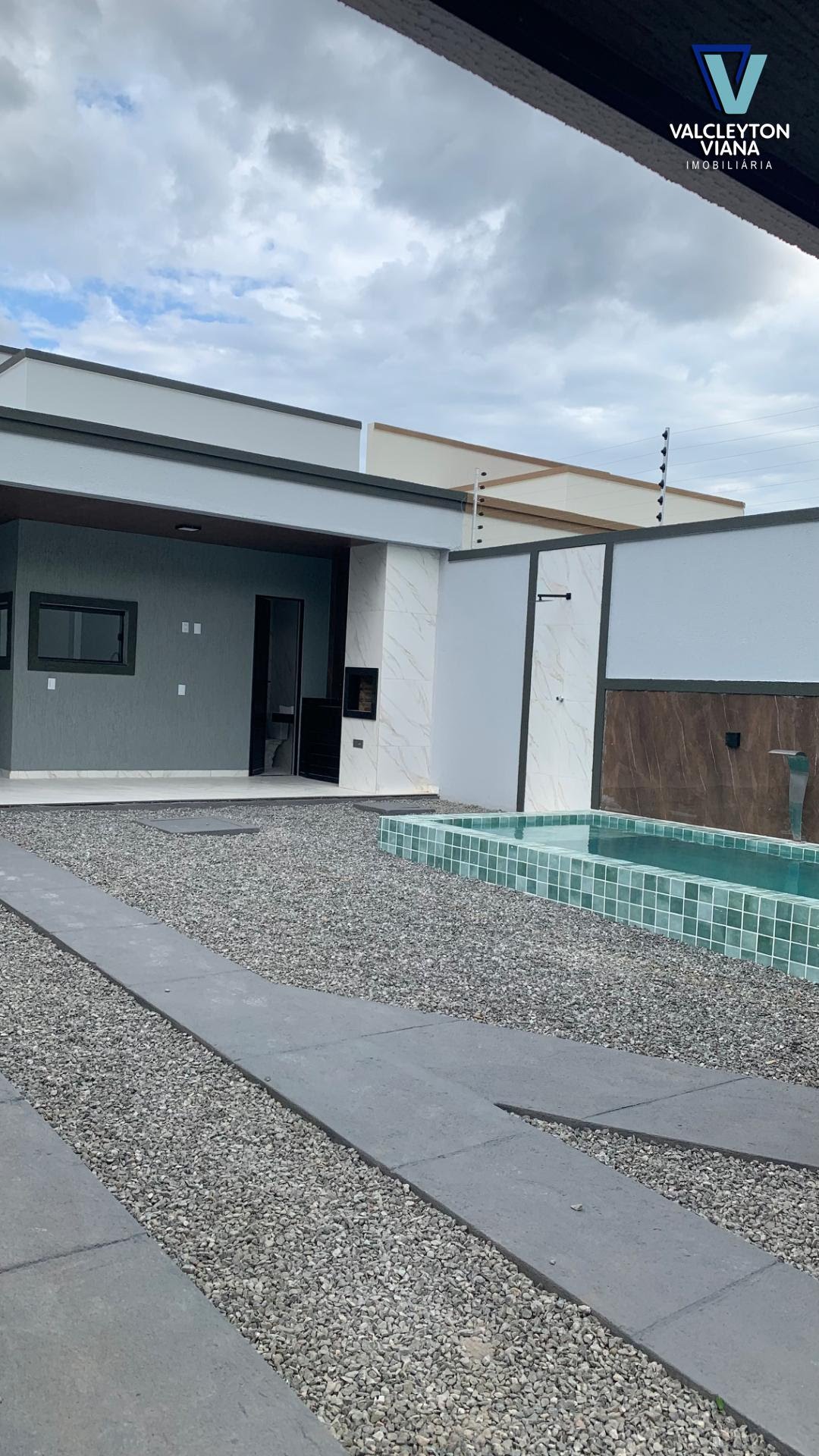 Piscina com cascata de metal