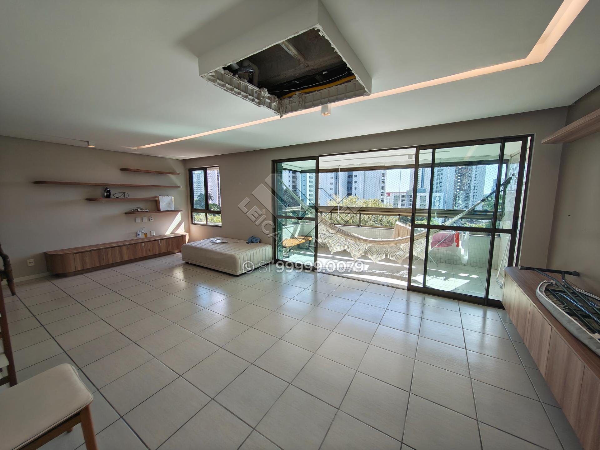 Compre Apartamento alto padrão reformado com 3 suítes,  3 vagas e com 204m² na Jaqueira. Agende Visita com Leicam Maciel