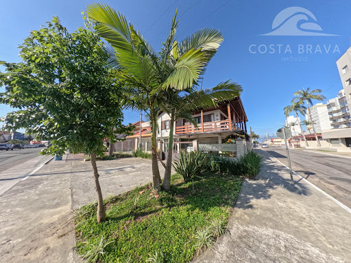 Sobrado com Piscina Perto da Praia Brava, Caiobá
