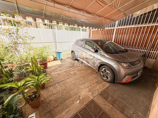 Varanda e garagem.