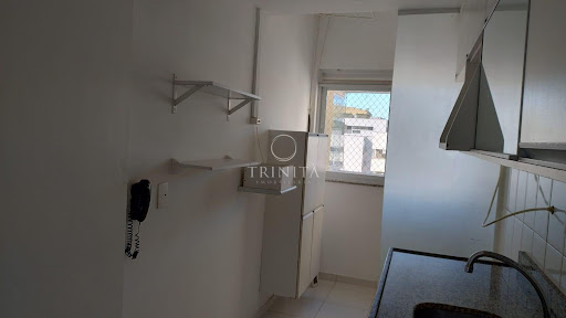 divisória de vidro na cozinha e área de serviço