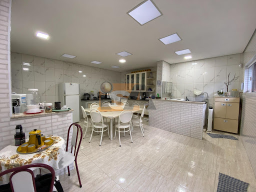 Casa térrea de esquina, com amplo quintal, no bairro Calmon Viana, Poá/SP.