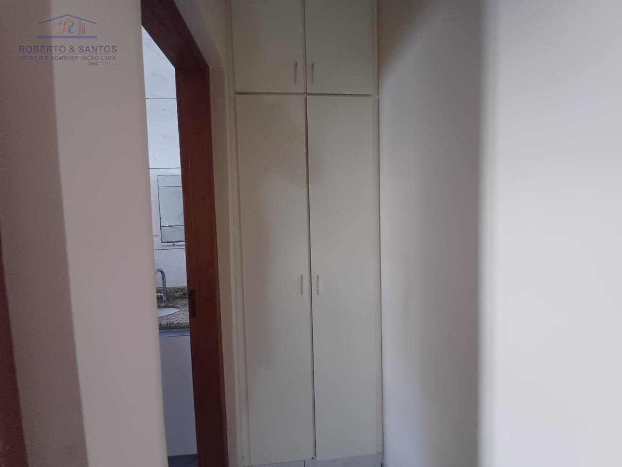 armário embutido no corredor dos quartos