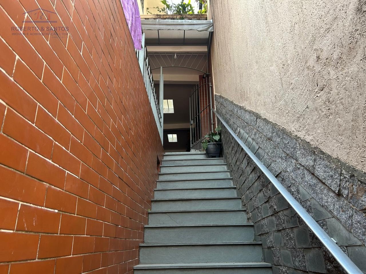 Escadas de acesso a casa