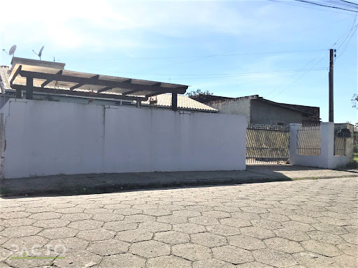 CASA ALVENARIA COM TRÊS DORMITÓRIOS E COM PISCINA