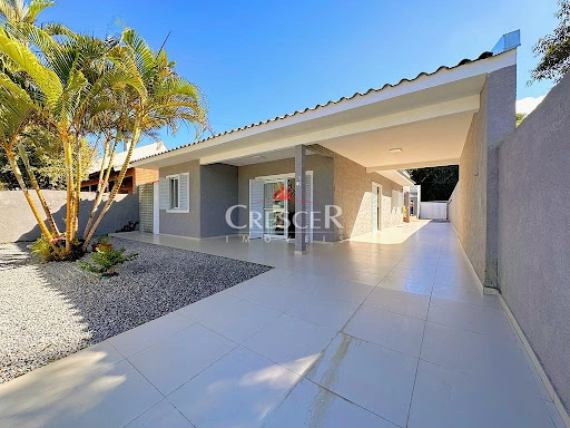 Casa com 03 quartos e piscina