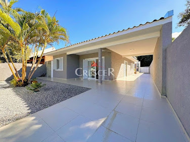 Casa com 03 quartos e piscina