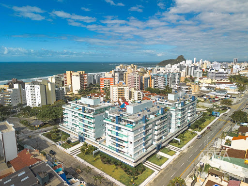 Apartamento 02 dormitórios parcialmente mobiliado em Caiobá