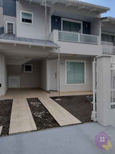 Casa à Venda em Lages: 2 Suítes, 92m² por R$450.000