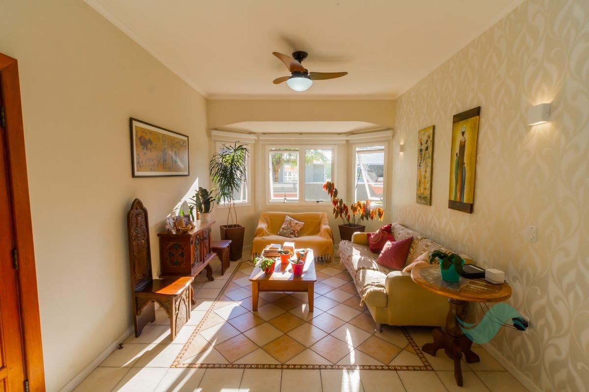 Sala de estar ensolarada com decorações 