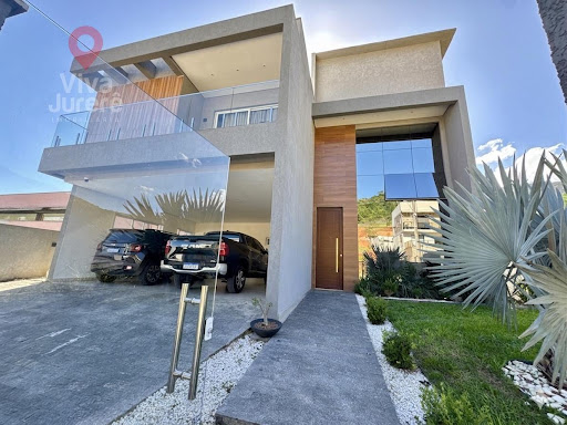 Casa com 5 suítes com vista definitiva para o verde 