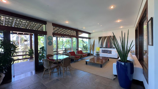 Sala de estar de casa de alto padrão na Praia Domingas Dias