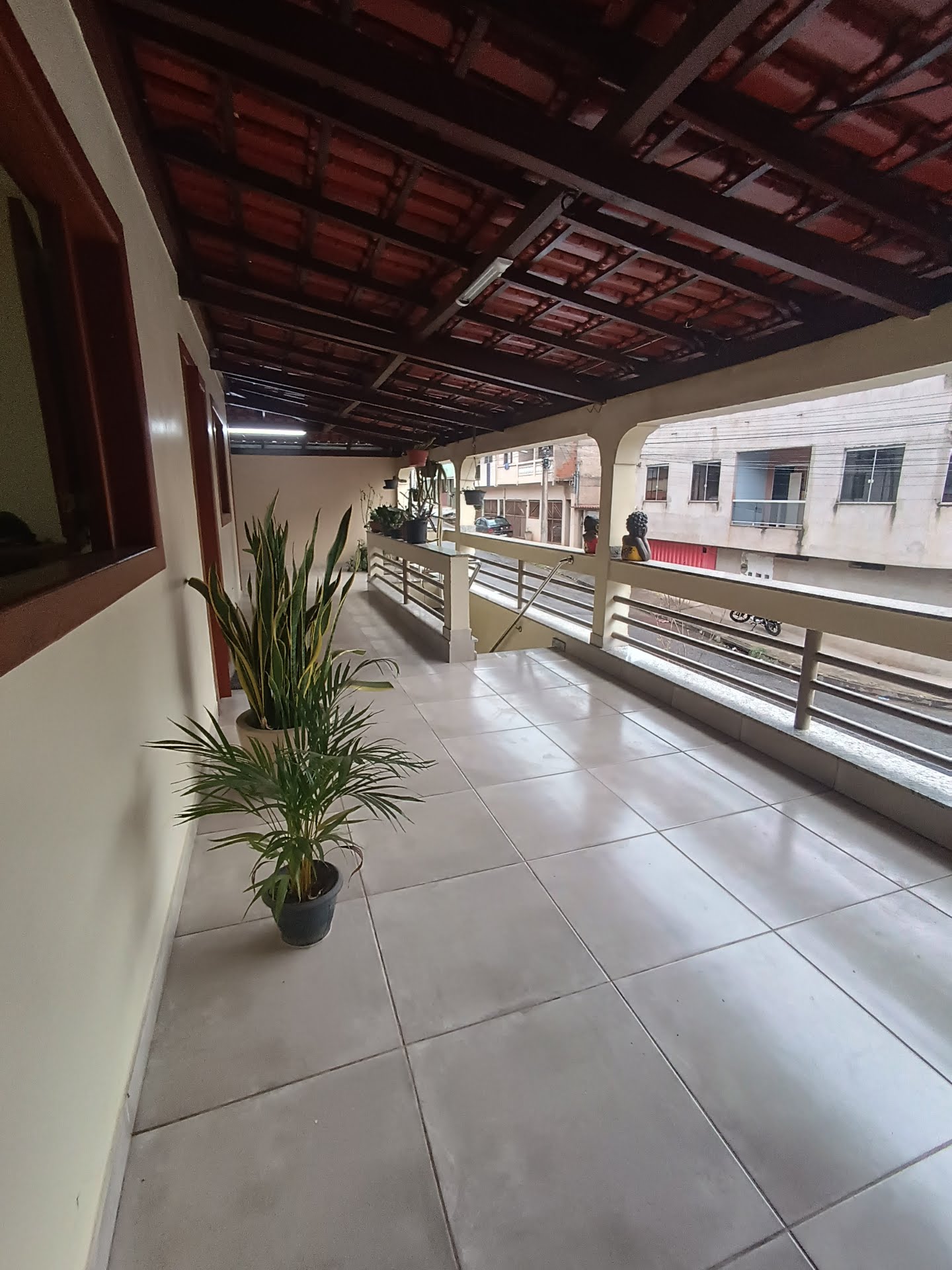 CASA ESPAÇOSA E COMPLETA NO BAIRRO BETHÂNIA – IPATINGA  R$ [valor do imóvel]  Uma excelente casa para quem busca espaço, conforto, segurança e praticidade, com uma estrutura completa e diferenciais qu