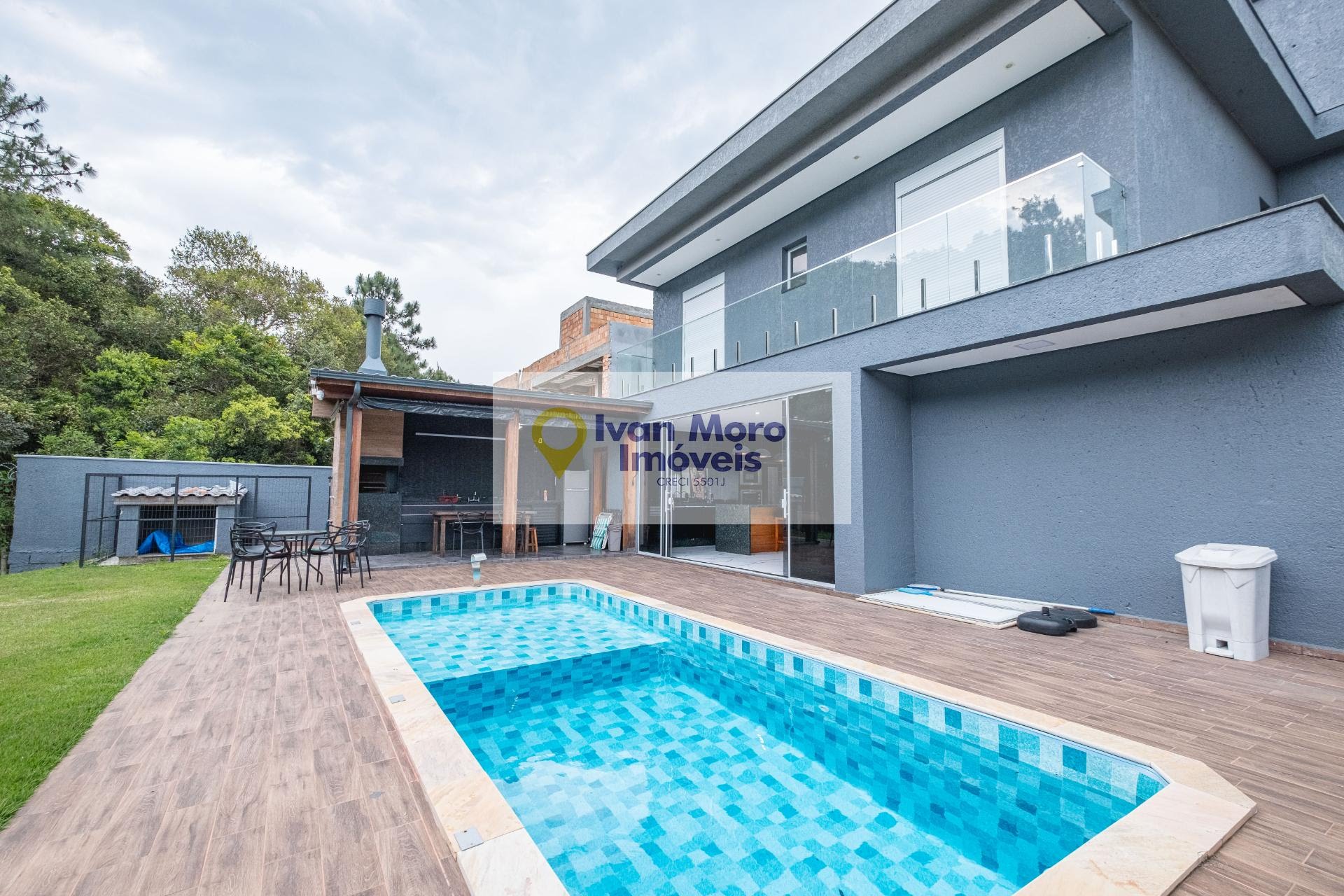 Casa à venda com 4 quartos, 5 banheiros, 4 vagas e 300m² no São João do Rio Vermelho, Florianópolis — foto principal