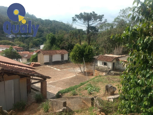 terreiro com uma casa rústica