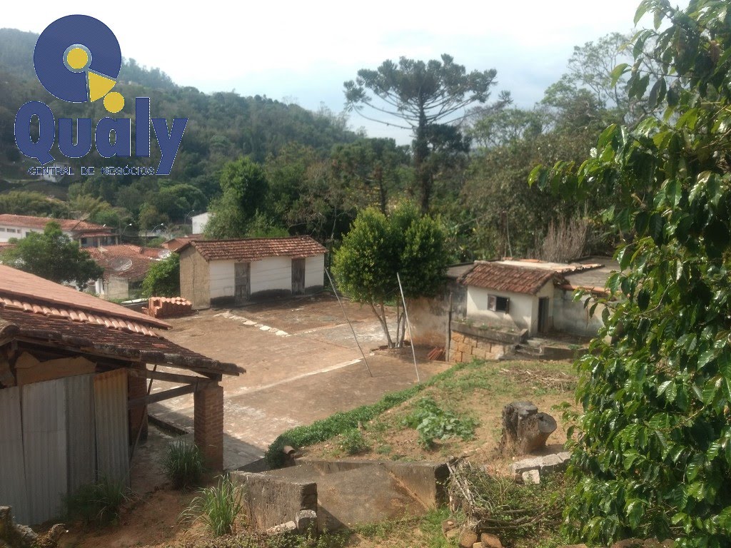 terreiro com uma casa rústica