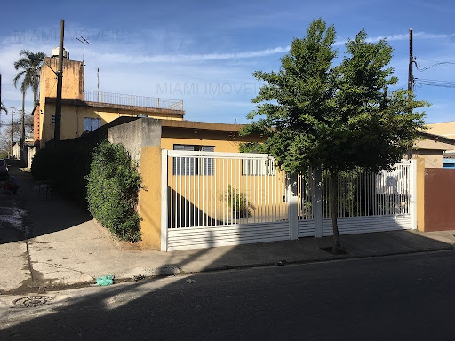 Fachada do imóvel e parte lateral.
