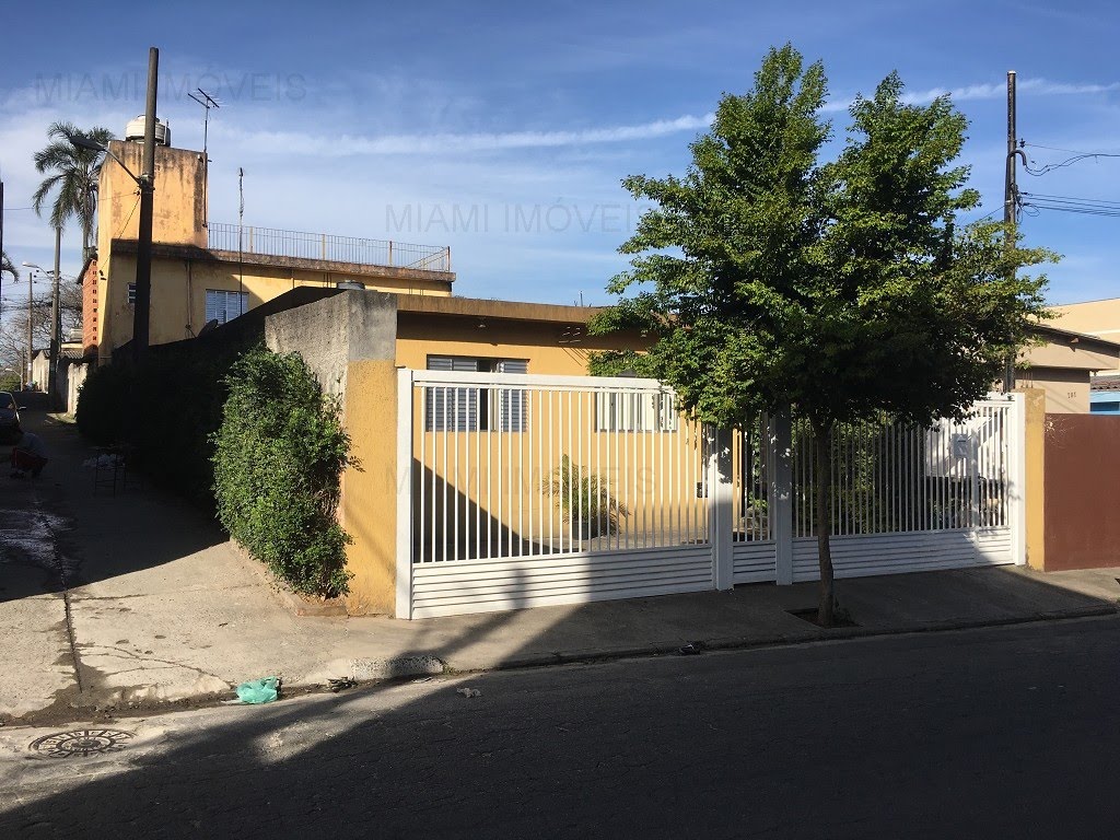 Fachada do imóvel e parte lateral.