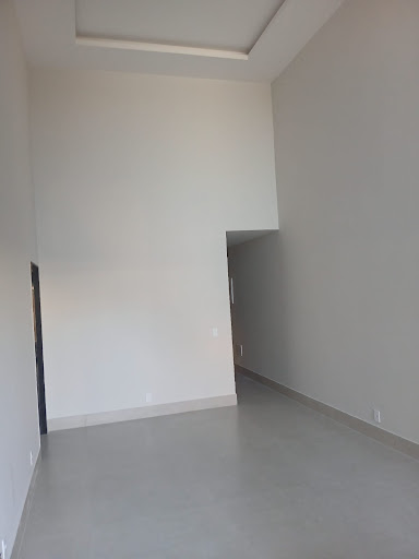 Encante-se com esta excelente casa à venda em Jardim Atlântico, Rio das Ostras, perfeita para quem busca conforto, praticidade e uma localização privilegiada. O imóvel conta com 3 dormitórios, sendo 1