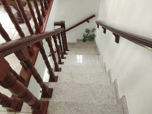 Escada para os dormitórios em granito