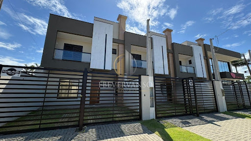 Sobrado à venda em Guaratuba com 3 dormitórios e suíte