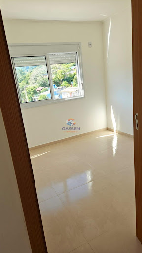 Segundo dormitório do apartamento, oferecendo espaço para quarto, escritório ou ambiente versátil.