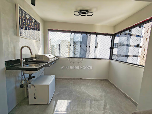 Apartamento reformado à venda na Jaqueira, 125m², andar alto, varanda gourmet integrada, 3 quartos (2 suítes) e 3 vagas. Agende sua visita com Leicam Maciel!