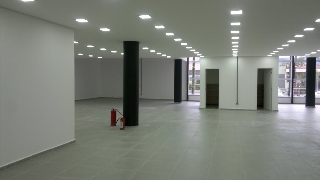 térreo com 300 m2 e 2 banheiros