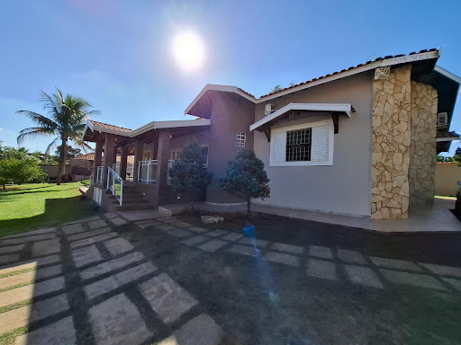 Chácara no bairro Nova São Pedro II com 262m² de área construída e terreno de 1.000 m², 3 dormitórios sendo 1 suíte, 2 banheiros sociais, piscina, área gourmet, churrasqueira, fogão a lenha, forno piz